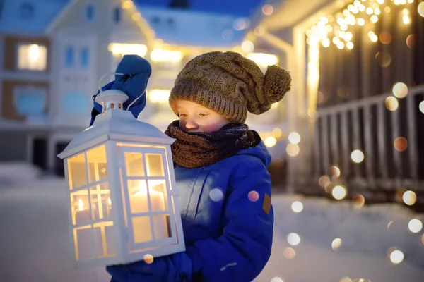 Kisgyermek Várja Mikulás Utcájában Kisváros Hóesés Karácsony Este Fiú Nagy — Stock Fotó