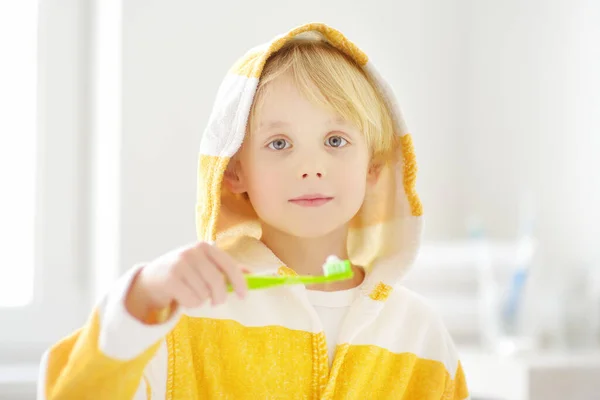 Niedliches Kind Beim Zähneputzen Vorschulkind Mit Zahnbürste Zahnpasta Und Badezimmer — Stockfoto