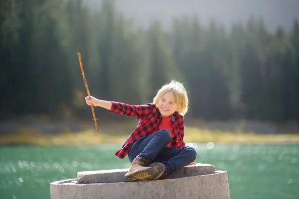 Roztomilé Dítě Hraje Holí Baví Pobřeží Horského Jezera Malý Chlapec — Stock fotografie