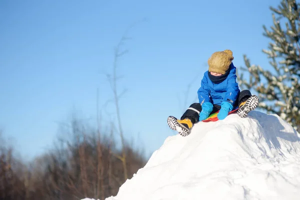 Kleiner Junge Genießt Das Reiten Auf Der Eisrutsche Einem Verschneiten — Stockfoto