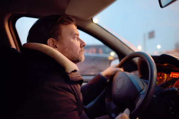 Rijpe Man Rijdt Een Auto Stad Koude Winteravond Taxi Chauffeur — Stockfoto