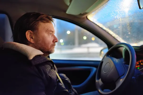 Dojrzały Kierowca Jeżdżący Samochodem Mieście Chłodny Zimowy Wieczór Taksówkarz Czeka — Zdjęcie stockowe