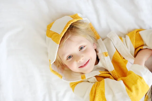 Bornozlu Küçük Bir Çocuğun Portresi Uyandıktan Sonra Yatakta Yatar Için — Stok fotoğraf
