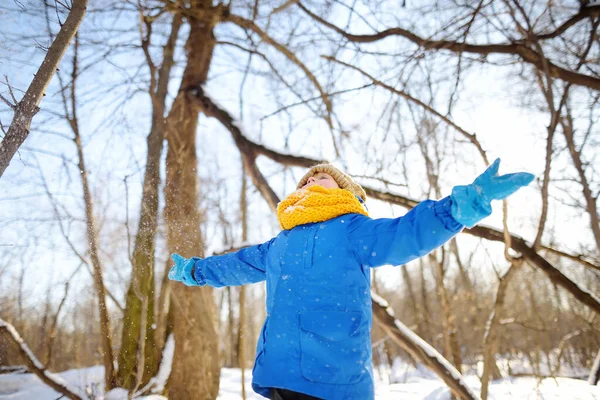 小男孩把新雪从手上扔了出来 孩子们喜欢在雪天在公园里散步 孩子在下雪的时候玩得很开心 有子女家庭的户外活动 — 图库照片