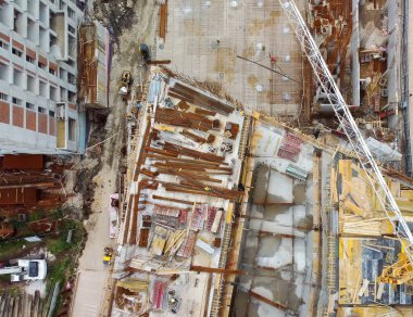 Yeni modern binanın inşaat alanının insansız hava aracı görüntüsü. İpotek için konut. Emlak inşaatına kredi.