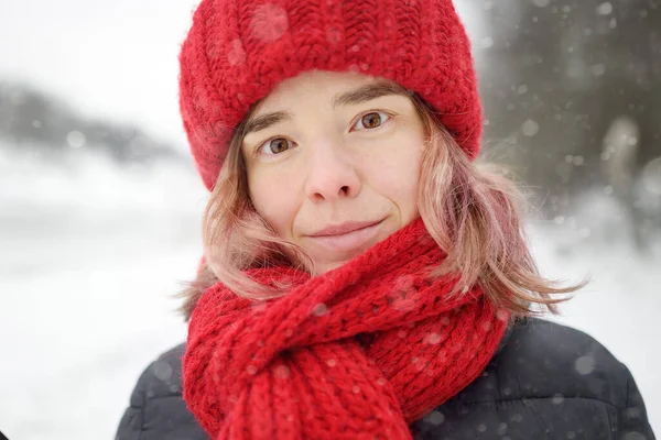 冬の雪の日に赤い帽子とスカーフをかぶってピンクの髪を持つ若い美しい白人女性のクローズアップ肖像画 自然の美の概念 — ストック写真