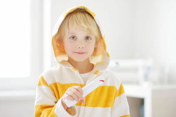 Kind Beim Zähneputzen Vorschulkind Mit Elektrischer Zahnbürste Und Zahnpasta Badezimmer — Stockfoto