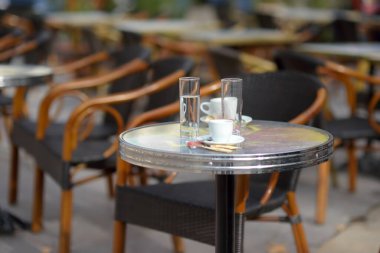 Bir Avrupa şehrinde boş bir sokak kafesi. Açık hava restoranı. Sezon dışı..