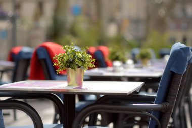 Sonbaharda ya da kışın, Avrupa 'da bir kentte boş, şık bir sokak kafesi. Açık hava restoranı. Sezon dışı..