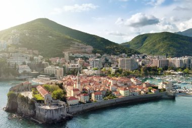 Karadağ 'ın antik Budva kentinin panoramik gün batımı drone görüntüsü. Eski ortaçağ kasabası. Budva, Karadağ 'ın en popüler tatil beldesi