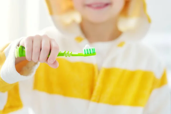 Bonito Criança Escovar Dentes Menino Pré Escolar Usando Pasta Dentes — Fotografia de Stock