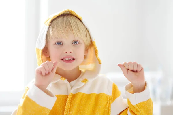 Bambino Prescolare Puliti Denti Con Filo Interdentale Poi Lava Denti — Foto Stock