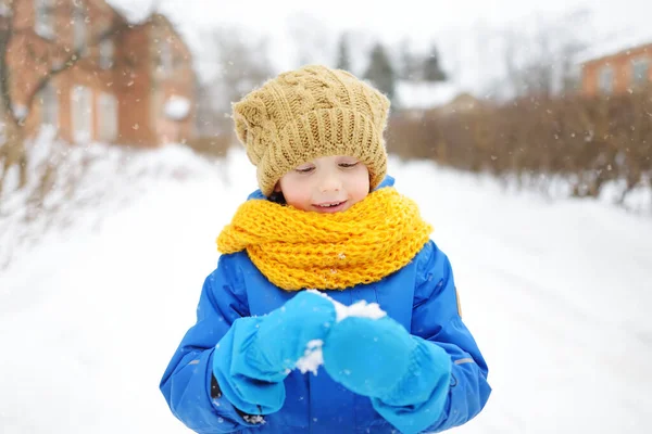 Menino Brincando Com Neve Fresca Suas Mãos Criança Gosta Caminhar — Fotografia de Stock