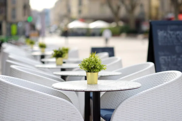 欧洲城市里一个空荡荡 时尚的街边咖啡馆 舒适的户外餐馆 休假日 — 图库照片
