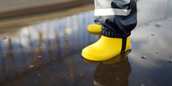 Chlapec Žlutých Gumových Botách Skákal Kaluži Vody Deštivého Letního Dne — Stock fotografie