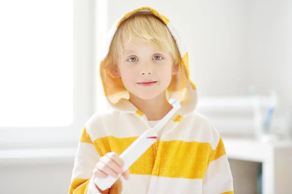 Criança Escovar Dentes Menino Pré Escolar Usando Escova Dentes Elétrica — Fotografia de Stock