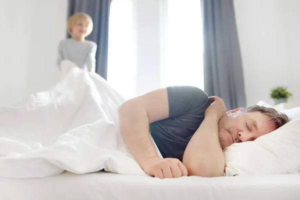 Ébren Van Gyerek Kora Reggel Felébreszti Alvó Apját Otthon Ágyban — Stock Fotó