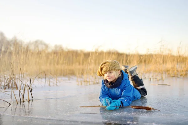 Lindo Niño Preescolar Está Jugando Hielo Lago Río Congelado Una —  Fotos de Stock