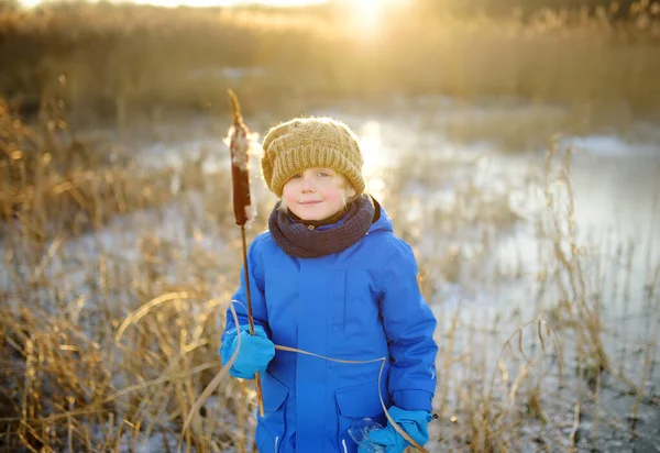 Roztomilý Školák Hraje Ledě Zamrzlého Jezera Nebo Řeky Studeného Slunečného — Stock fotografie