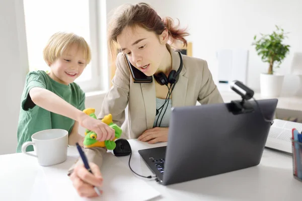 Młoda Kobieta Pracująca Online Laptopem Domu Biuro Domowe Rodzicielstwo Tym — Zdjęcie stockowe