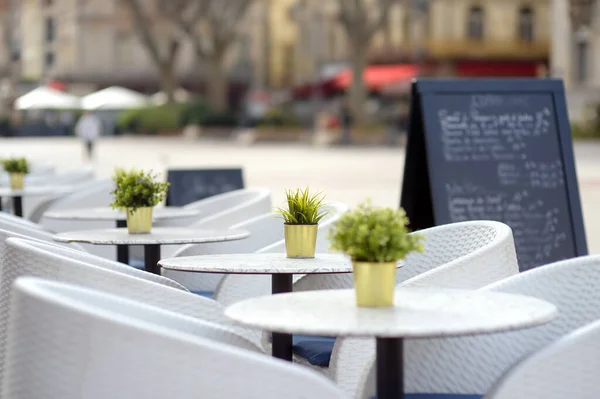 Elegante Café Callejero Vacío Una Ciudad Europea Acogedor Restaurante Exterior —  Fotos de Stock