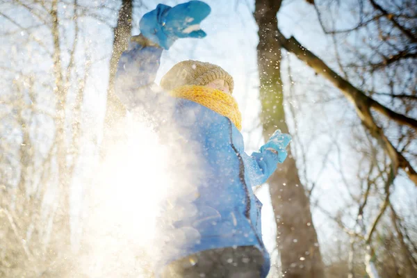 Мальчик Выбрасывает Свежий Снег Рук Ребенку Нравится Гулять Парке Снежный — стоковое фото