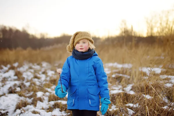 Słodki Chłopiec Przedszkolu Wędruje Zimnym Słonecznym Zimowym Zachodzie Słońca Dziecko — Zdjęcie stockowe