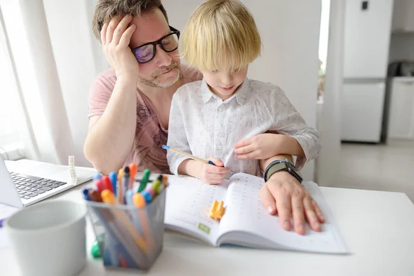 Müder Vater Hilft Schuljungen Mit Adhs Bei Den Hausaufgaben Hause — Stockfoto