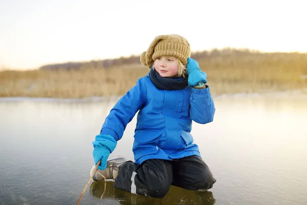 Tatlı Anaokulu Çocuğu Soğuk Güneşli Kış Günbatımında Donmuş Bir Gölün — Stok fotoğraf