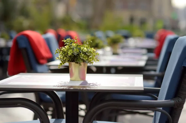 秋から冬にかけてヨーロッパの街にあるスタイリッシュなカフェ 居心地の良い屋外レストラン シーズンオフ — ストック写真