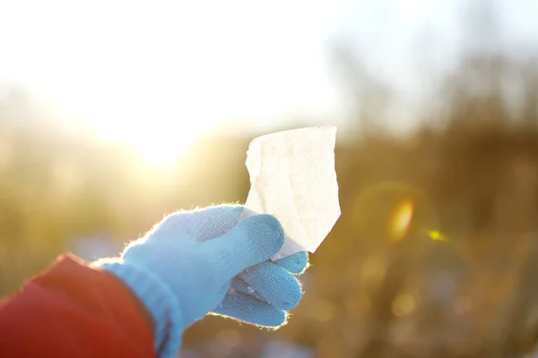 晴れた冬の日につらら遊びを楽しんでいる女の子 太陽の下で氷を見ている人 雪の中で冬の自然を活発にアウトドアレジャー — ストック写真