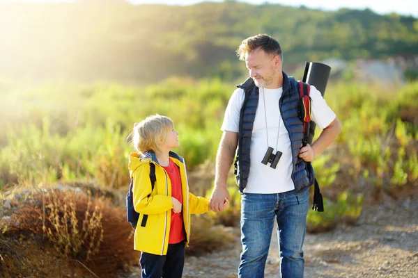 Nettes Schulkind Und Sein Reifer Vater Wandern Zusammen Und Erkunden — Stockfoto