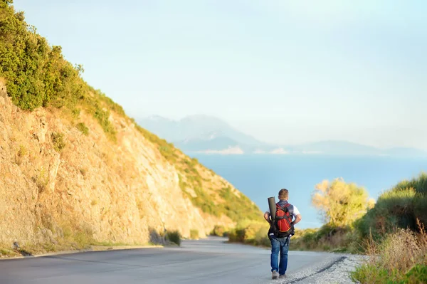 成熟した男は山の上でハイキング 人の道に沿って歩く 極端な生存 オリエンテーリングの概念 ハイキング 一人旅 バックパッキング旅行 — ストック写真