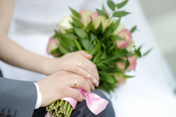 Brudgummens Händer Med Vigselringar Och Blombukett Vigselceremoni — Stockfoto