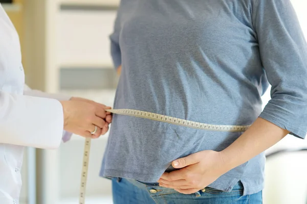 Gynekolog Läkare Åtgärder Med Centimeter Tejp Gravid Kvinna Sjukförsäkring Barnafödande — Stockfoto