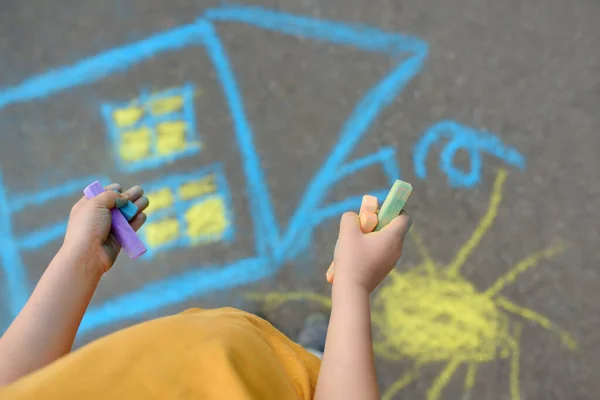 Маленький Мальчик Рисует Дом Солнце Окрашенным Цветным Мелом Асфальте Тротуара — стоковое фото