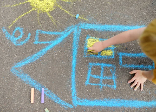 Маленький Мальчик Рисует Дом Солнце Окрашенным Цветным Мелом Асфальте Тротуара — стоковое фото