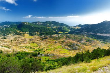 Karadağ 'ın Lovcen Ulusal Parkı' ndaki dağ vadisinin manzarası. Gün batımında dağların ve vadilerin çarpıcı manzarası
