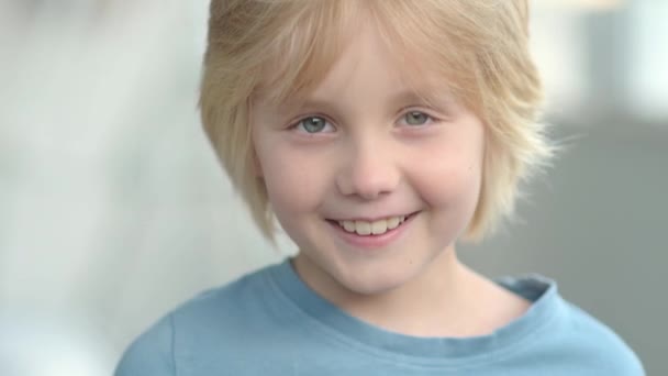 Okul Çağındaki Mutlu Bir Çocuğun Yavaş Çekim Portresi Sarışın Tatlı — Stok video