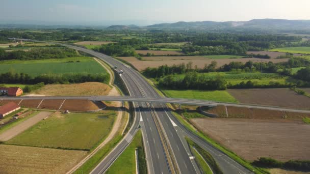 Panoramiczny Widok Lotu Ptaka Nowoczesną Autostradę Dużych Prędkości Malownicza Droga — Wideo stockowe