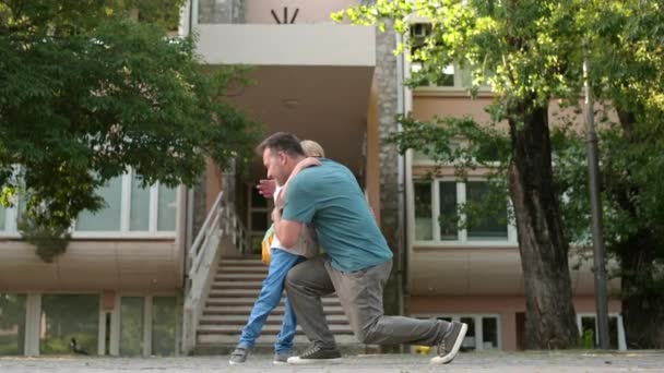Little Boy Says Goodbye Hugging His Father Going Elementary School — Stockvideo