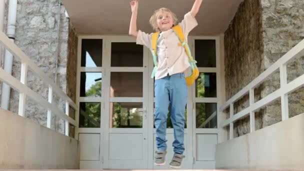 Little Student Boy Spinning Jumping Backpack Door School Building Happy — Vídeo de stock