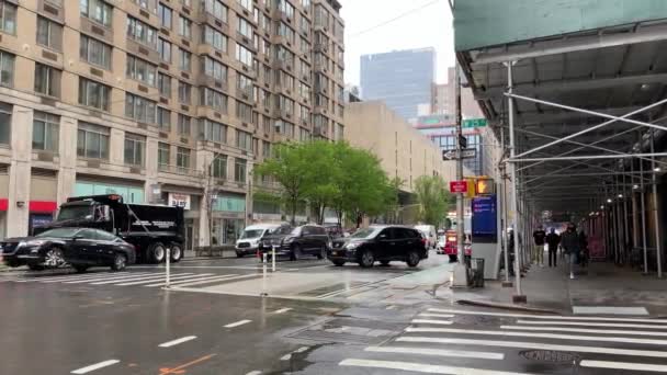 2021年5月6日 美国纽约 一个工作日 纽约拥挤的街道 城市的交通是由汽车和人组成的 一辆去救火的消防车 — 图库视频影像