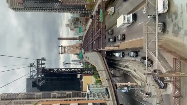 2021年5月10日 从缆车到纽约市罗斯福岛的垂直录像 罗斯福岛电车 连接罗斯福岛和曼哈顿的纽约空中缆车 — 图库视频影像
