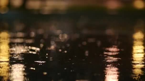 Bir Gece Şehrindeki Yağmur Fırtınasının Atmosferik Videosu Şiddetli Yağmur Birikintileri — Stok video