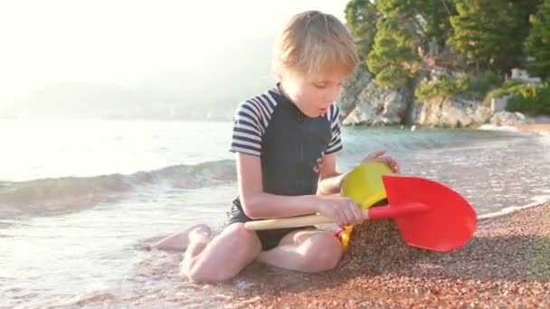 Boldog Gyermek Játszik Homokkal Kövekkel Tengerparton Vidám Fiú Érezd Jól — Stock videók