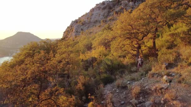 유럽의 오르는 여성을 비디오입니다 노을에 몬테네그로의 아름다운 한참걸어 다녀서 산에서 — 비디오