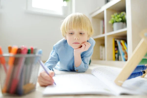 Leerlingenjongen Die Thuis Huiswerk Maakt Vloer Kind Leren Tellen Lost — Stockfoto