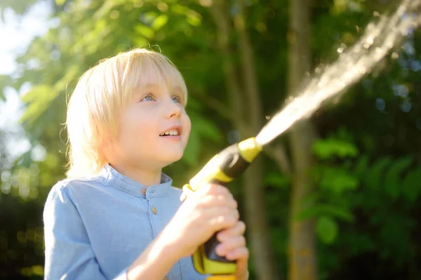 Vtipný Malý Chlapec Zalévání Rostlin Hrát Zahradní Hadicí Postřikovačem Slunném — Stock fotografie