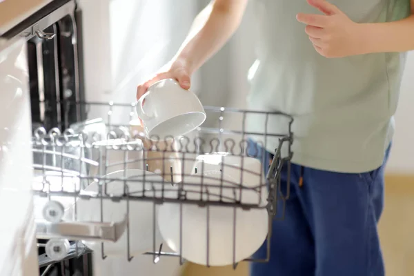 Ein Frühgeborener Junge Lädt Schmutziges Geschirr Die Spülmaschine Das Kind — Stockfoto